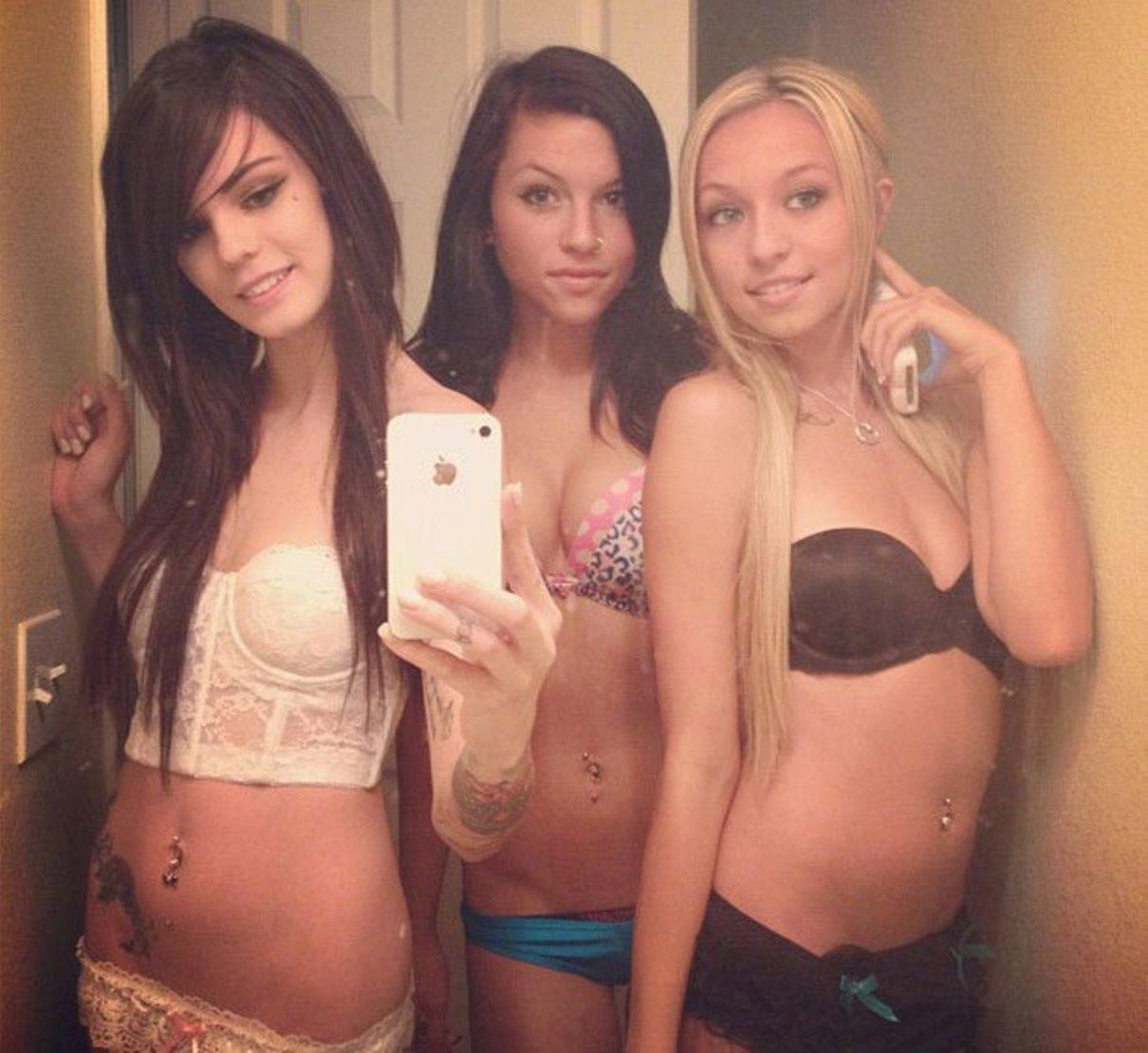 Trzy ładne dziewczyny w stanikach wyglądają bardzo pięknie. Super laseczki przed lustrem robią erotycznego selfiaka