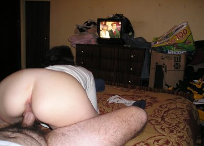 Seks laska z fajną dupą dostaje dobre ruchańsko w sypialni. Sex fota z miłego wieczora przy telewizorze.